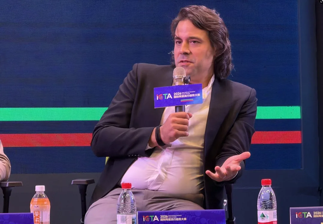 Davide Castoro, General Manager of Neo Deco, speaking at the industry forum